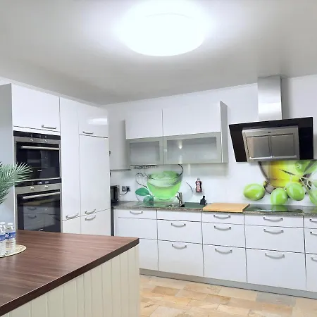 Beautiful House With Garden, Game, Gym, Terrace&parking 施特拉森