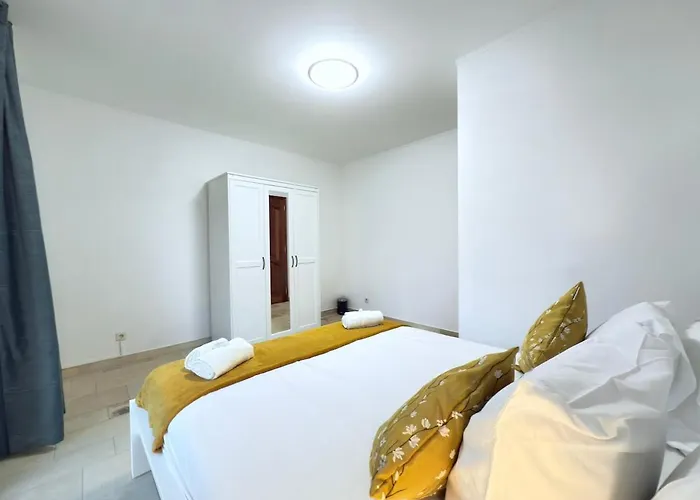 Beautiful House With Garden, Game, Gym, Terrace&parking 施特拉森