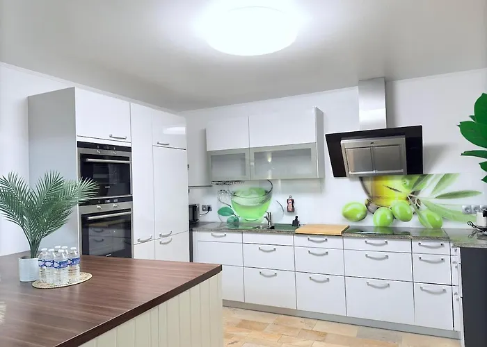 Beautiful House With Garden, Game, Gym, Terrace&parking 施特拉森