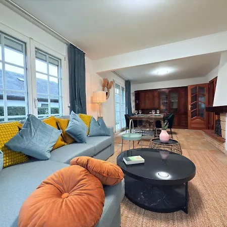 Beautiful House With Garden, Game, Gym, Terrace&parking 아파트